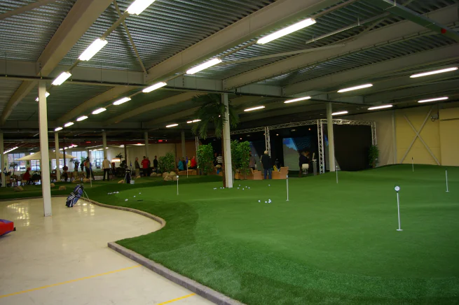 Naperville Indoor putting green in open commercial space